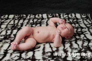 梦见别人光个身子睡觉，梦见别人光个身子看我