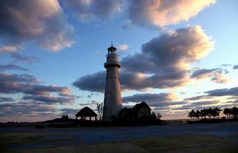 耸立造句子短一点，矗立,屹立,挺立,耸立造句