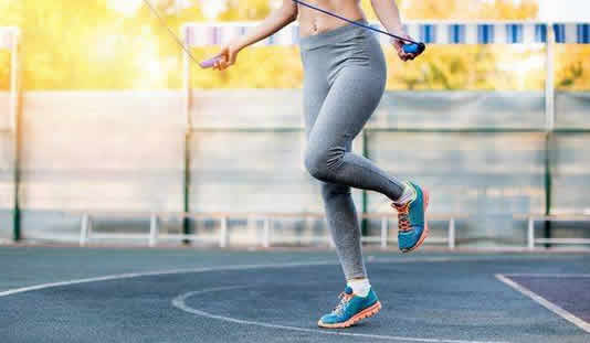 跳绳减肥一天跳多少个不伤膝盖，跳绳减肥一天跳多少个可以锻炼身体