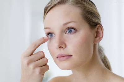 右眼皮跳是什么预兆男，右眼皮跳是怎么回事