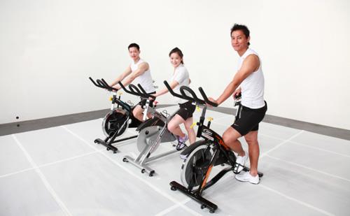 女生骑动感单车的好处和坏处，动感单车30分钟和跑步30分钟