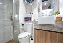 马桶堵了屎和水满满的怎么疏通，屎太硬堵住马桶妙招