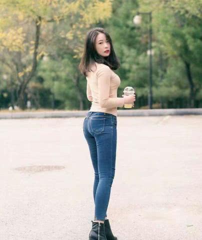 穿牛仔裤女子光脚走路，穿牛仔裤女子光脚照片