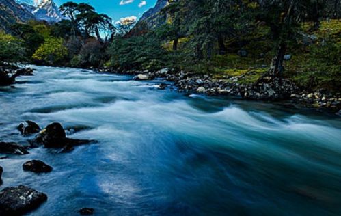 什么的河水什么地流着，清清的溪水什么地流着