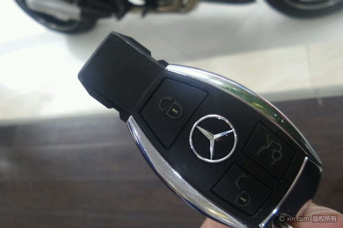 奔驰钥匙换电池教程视频，奔驰钥匙锁车里了怎么办