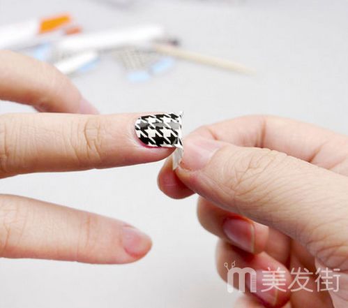 美甲贴片怎么贴教程视频，美甲贴纸怎么贴