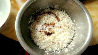 蒸糯米饭要放多少水，蒸糯米需要泡多久