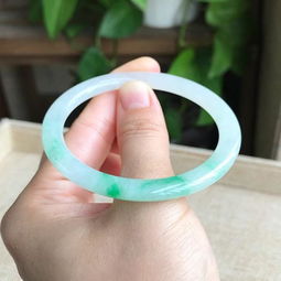 叮当镯是什么玉，叮当镯一般一手戴几个