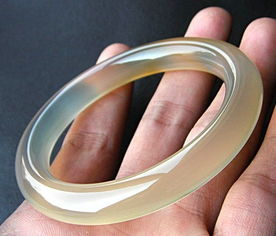 玉手镯不小心摔断了预示什么，玉镯子是白色的好还是绿色的好