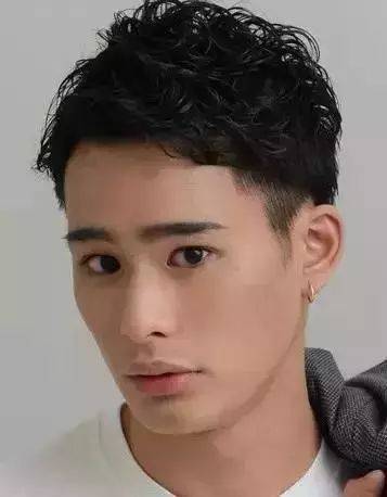 圆脸发型男
