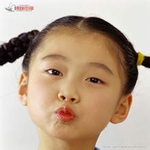小姑娘打一字