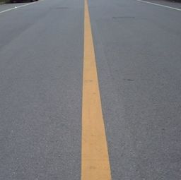 压一点点实线算违章吗
