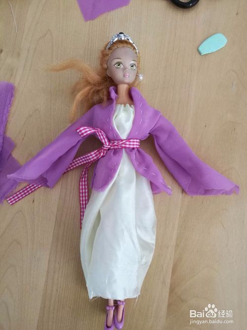 怎么给芭比娃娃做衣服
