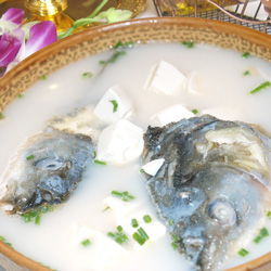 正宗鱼头豆腐汤的做法
