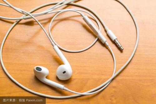 蓝牙耳机声音一个大一个小怎么调