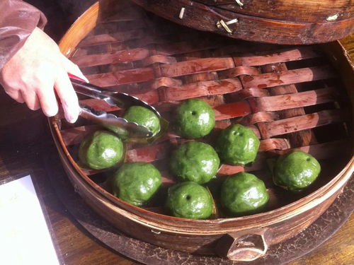 清明节吃的青团是用什么草来制作的?