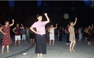 大妈跳广场舞被泼粪
