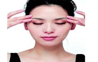 涂眼霜的正确手法
