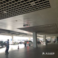 机场停车的收费标准是什么呢?出门旅游把车停机场一礼拜,收费很贵吗