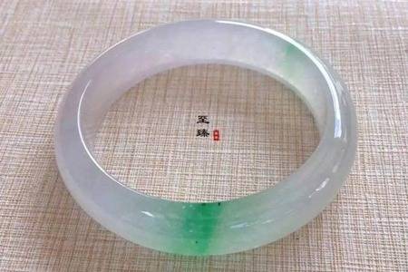 贵妃镯和正圈镯的尺寸区别是什么?