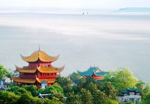 《岳阳楼记》中“薄暮冥冥”的“薄”是什么意思?