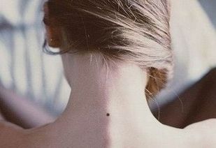 脖子正中间有痣的女人
