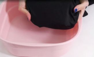 去除衣服上发泡胶妙招
