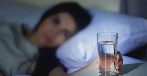 半夜喝水对身体好吗
