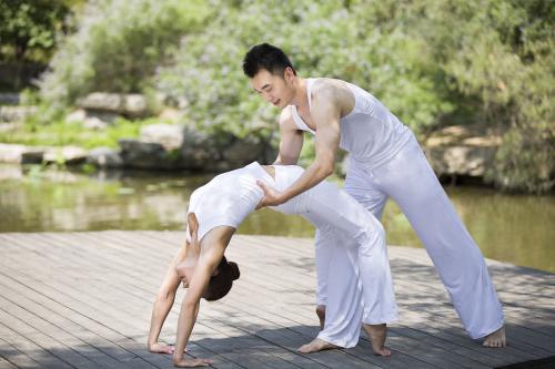 如何当瑜伽教练
