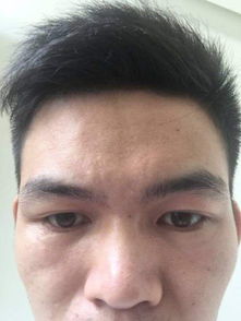 连心眉的男人
