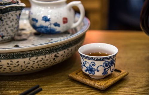 喝酒喝茶水同时喝好吗
