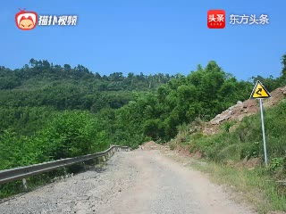 驾车行经傍山险路时应如何安全行驶
