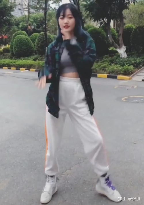 高帮鞋是很常见的鞋子款式之一,高帮鞋怎么搭配好看?