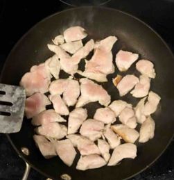 鸡脯肉配什么菜炒好吃肉炒什么菜好吃，鸡脯肉配什么菜炒好吃呢