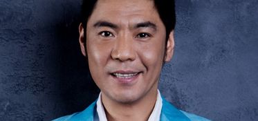 “卧似一张弓,站似一颗松 ”,这是什么歌名?