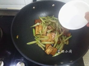 芹菜可以炒豆腐吃吗