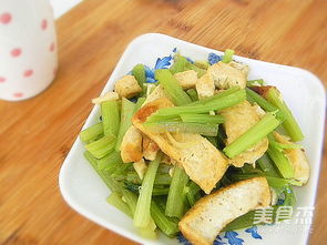 芹菜炒豆腐皮，芹菜炒豆腐怎么做好吃又简单