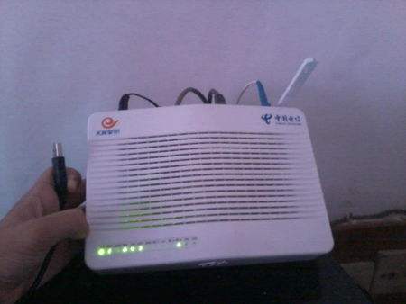 猫上面的光纤指示灯不亮也无法联网是哪里坏了?