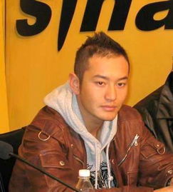周杰伦是光头吗,他的头发都是假发