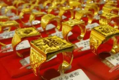去金店买黄金千万别买三种金，为什么周生生比周大福贵好多