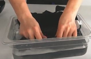 很多洗衣液里面有漂白成分,那如何把被漂洗过的衣服恢复原色?