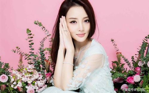 李小璐难道又有新恋情?手拿玫瑰花自拍,动作和眼神充满着啥故事?_百