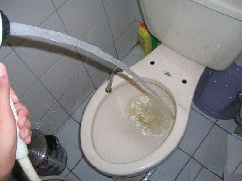 家里马桶堵了用什么方法可以疏通，严重马桶堵了如何自己快速疏通