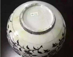 瓷器底足有乳突是什么年代的，明代瓷器底足
