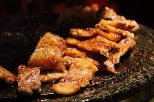 一顿烤肉的热量是多少千焦，一顿烤肉的热量多少