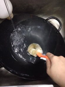 新锅怎么开锅可以达到不粘锅的效果视频，章丘铁锅新锅怎么开锅