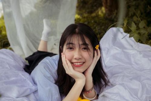 一个女一个青念什么bin，一个女,一个青念什么