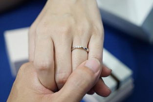 女婚戒戴左手还是右手最成功案例，钻戒戴左手还是右手