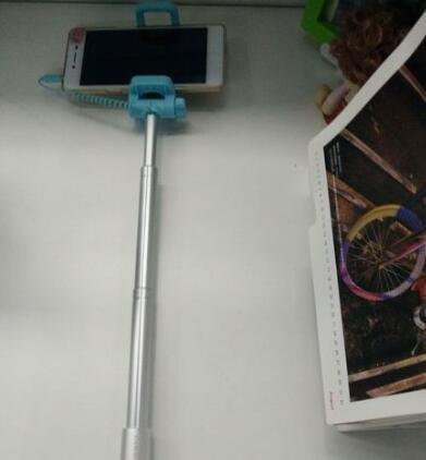 手机自拍杆怎么使用图片，手机自拍杆怎么使用才能大屏幕