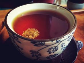 湿气重的人喝红茶还是绿茶，红茶和菊花一起泡可以吗